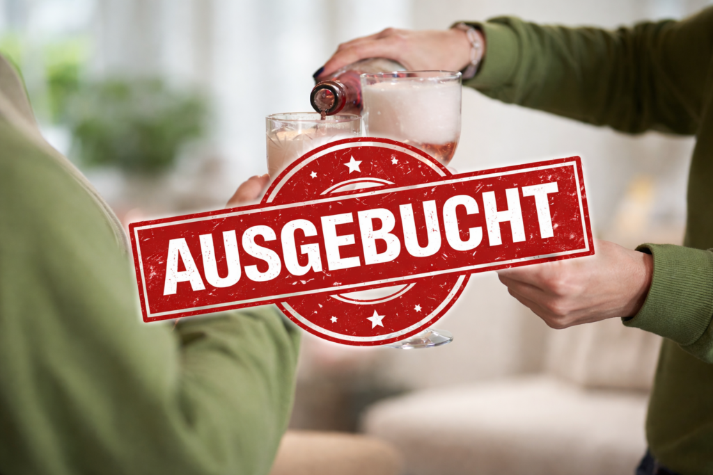Grüne Ärmel und Hände von Frauen mit Gläsern darin, die miteinander mit einem Sekt an einem Mädelsabend anstoßen. Darüber ein roter Stempel mit dem Wort "AUSGEBUCHT"